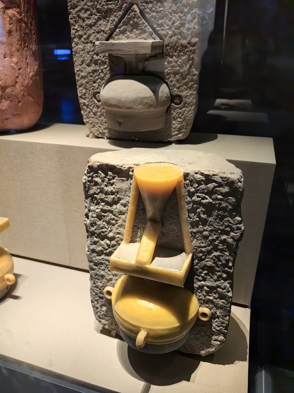 铸造青铜器的失蜡法示意.