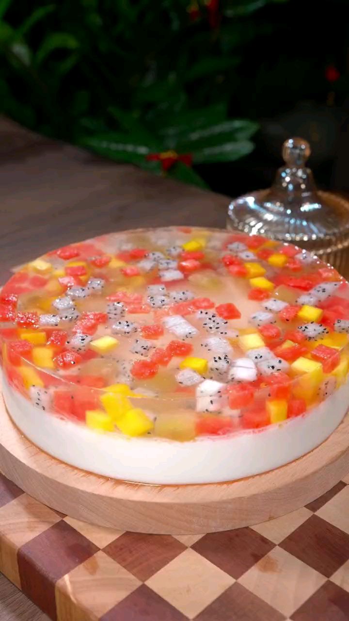 家里孩子过生日,自己做水果果冻蛋糕