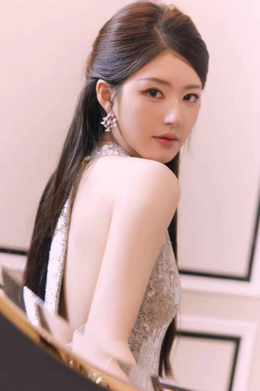 赵露思穿上粉色亮片深v连衣裙,瞬间化身为玫瑰女神,散发着迷人的