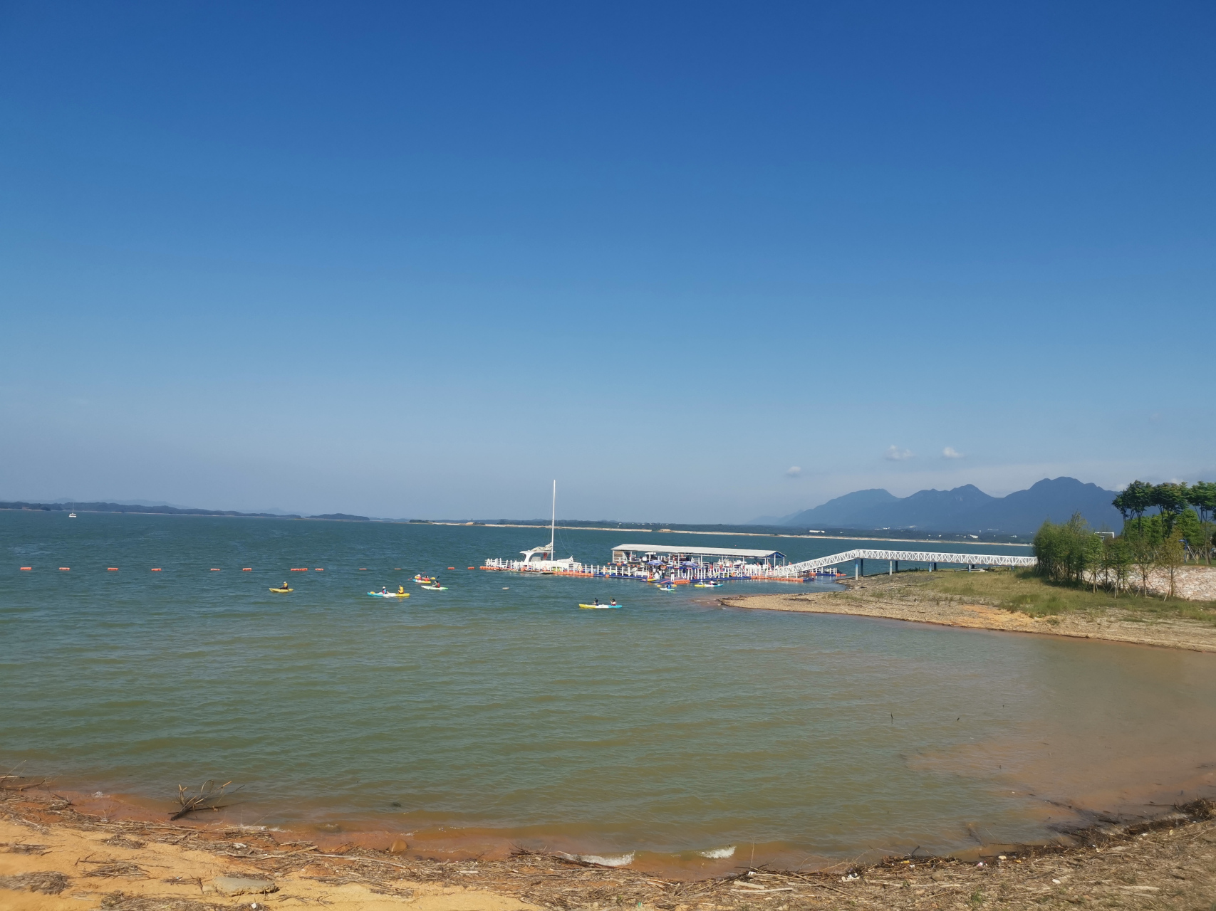 九江武宁庐山西海,真是美如仙境,水是那么的清澈,碧绿,岸边有骑行绿道
