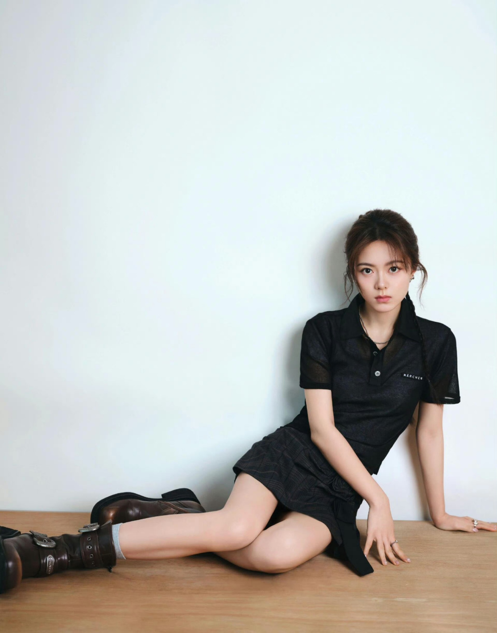 赵今麦,短袖配短裙,优雅又性感!