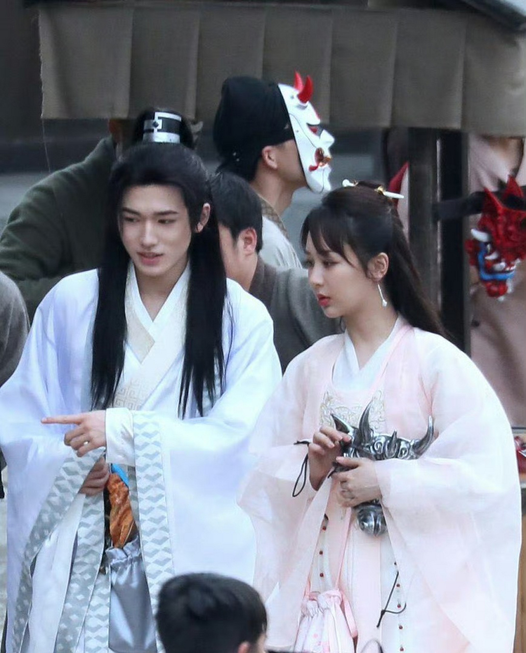 看宋亚轩偷看杨紫姐姐的小眼神就知道杨紫本人一定很漂亮!#娱乐