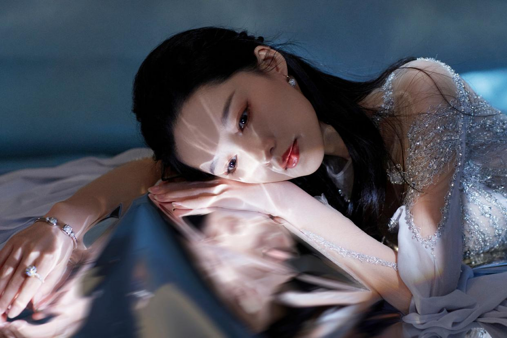 李沁的长发披肩,眼神迷人,宛如一条美丽的美人鱼