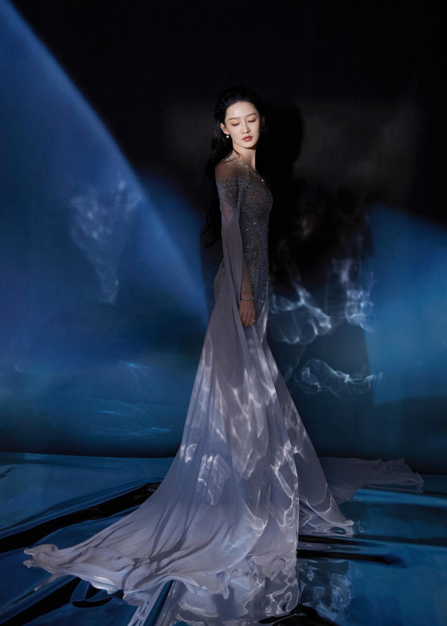 李沁的长发披肩,眼神迷人,宛如一条美丽的美人鱼