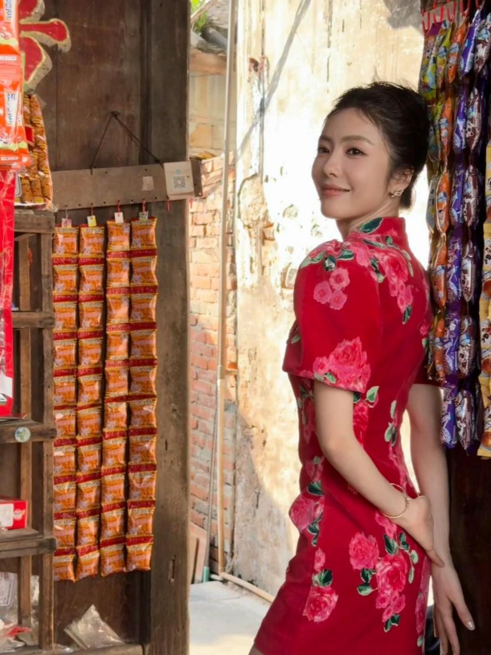 蔡文静,街头旗袍美人,尽显喜庆