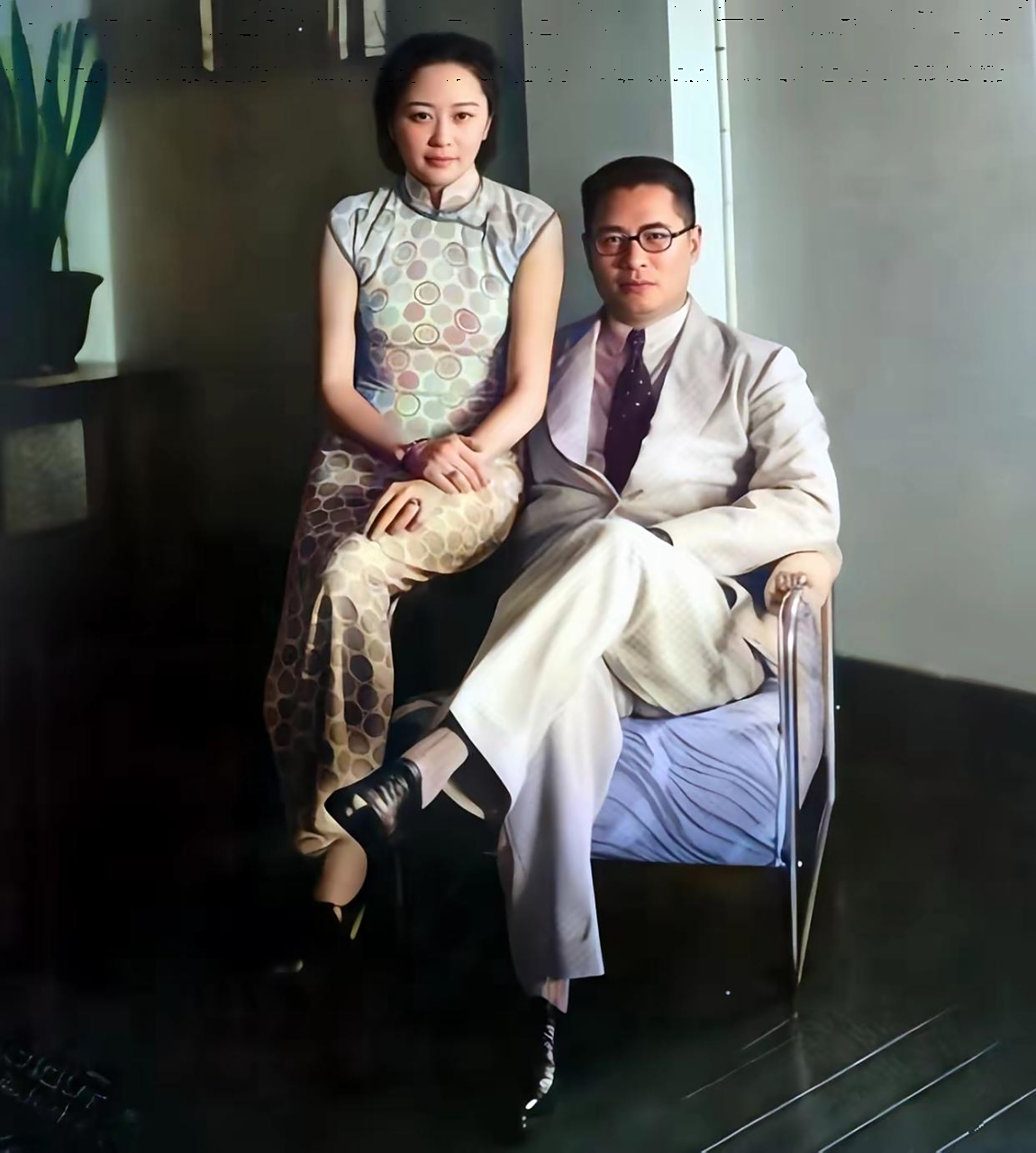 这张照片是1930年拍的,里面宋子文和老婆张乐怡坐一起.