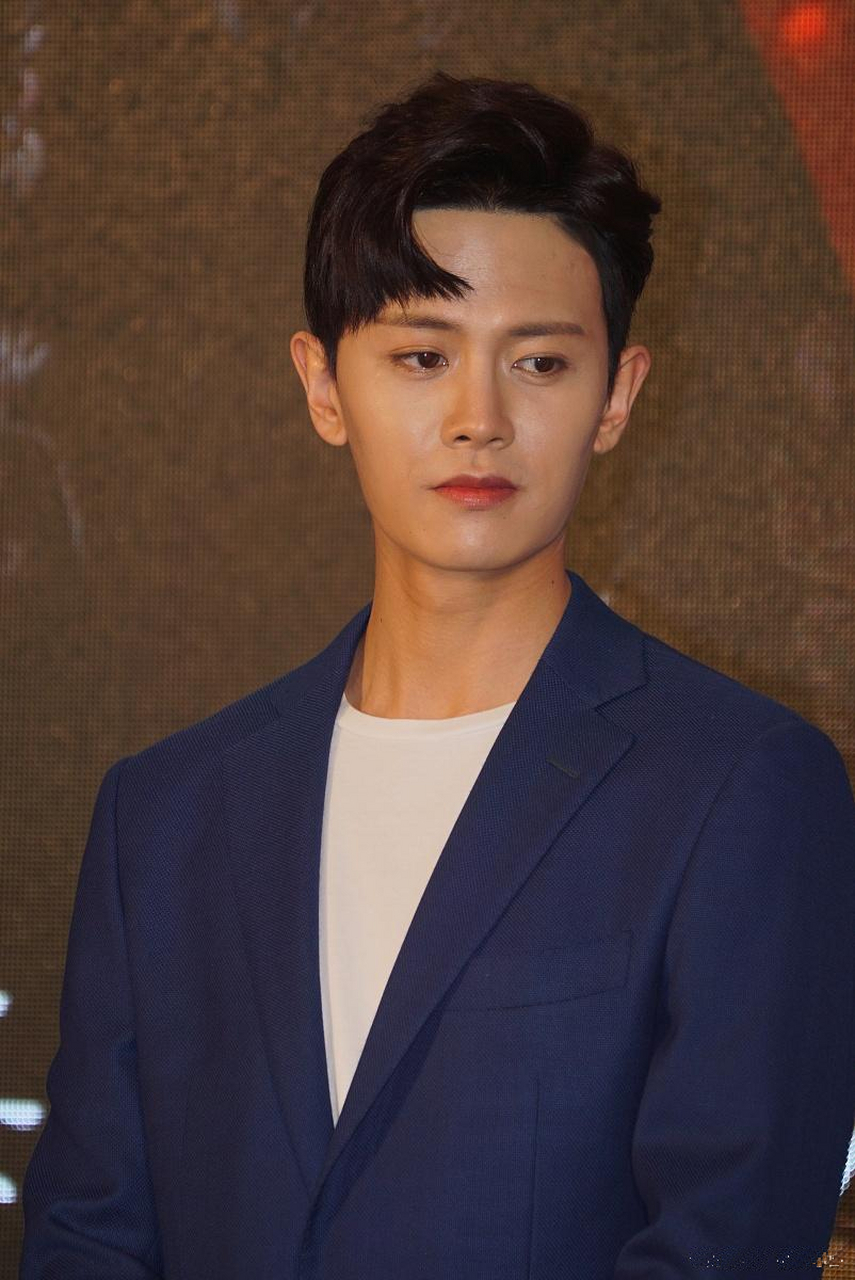 任嘉伦的六种发型,我觉得第三张最帅