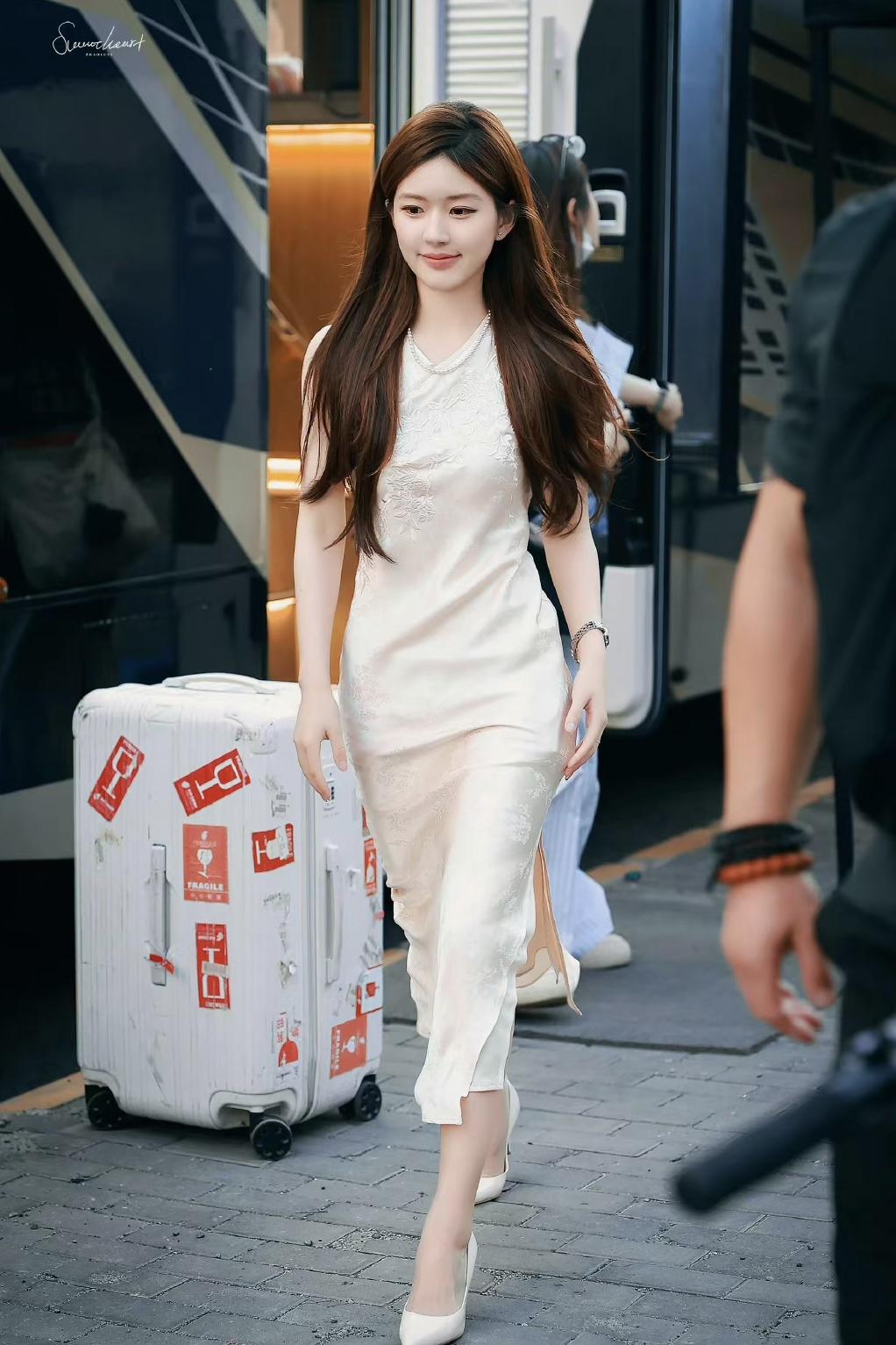 甜妹变御姐?赵露思新剧穿搭好耀眼,优雅且成熟