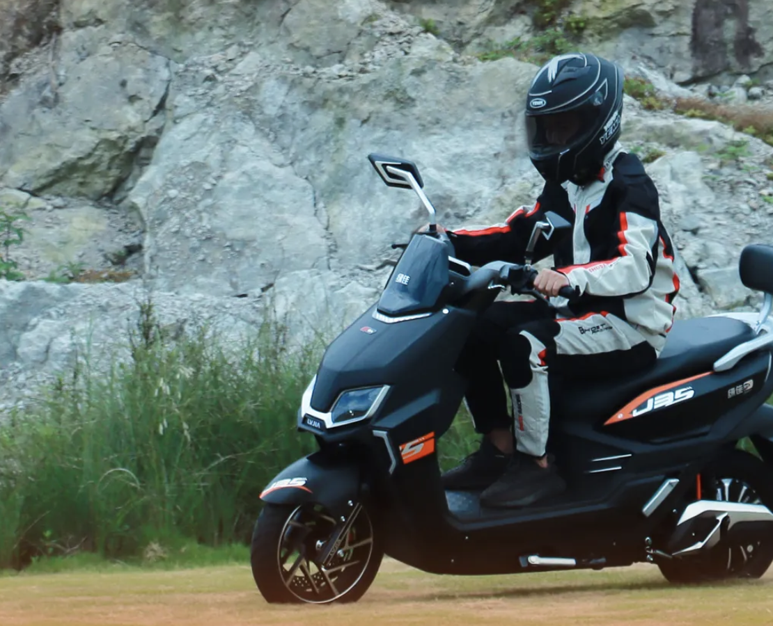 绿佳推出一款大马力电动车,搭载2000w极速电机,72v跑120公里!