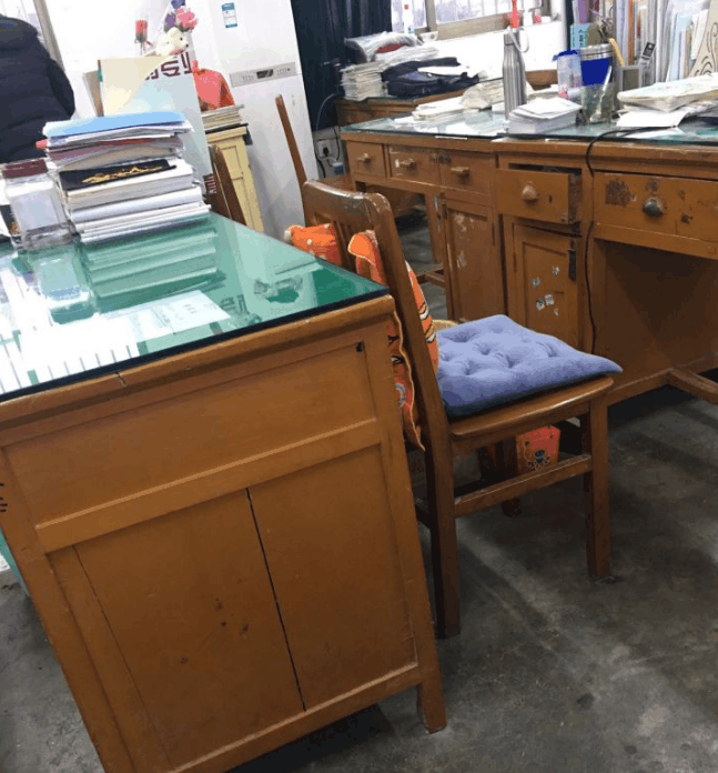 回老家看到旧办公桌盖一张玻璃后,才明白以前人有多么聪明