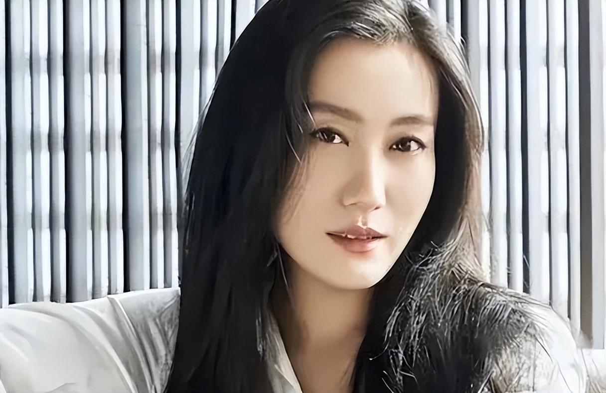 "大魔王"谭晶:12次登春晚,嫁科学家老公,如今怎样了?