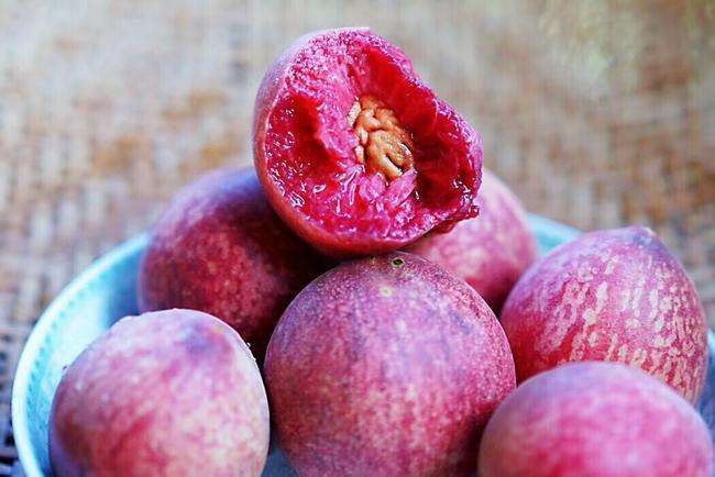 被称为"含铁之王"的水果,内外呈血红色,果肉水润丰厚,营养高