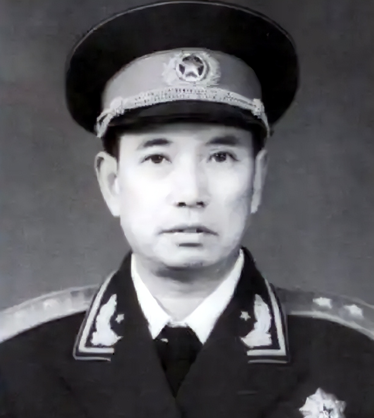 四野五大王牌军首任军长,为何其他四人授上将,唯独吴克华是中将