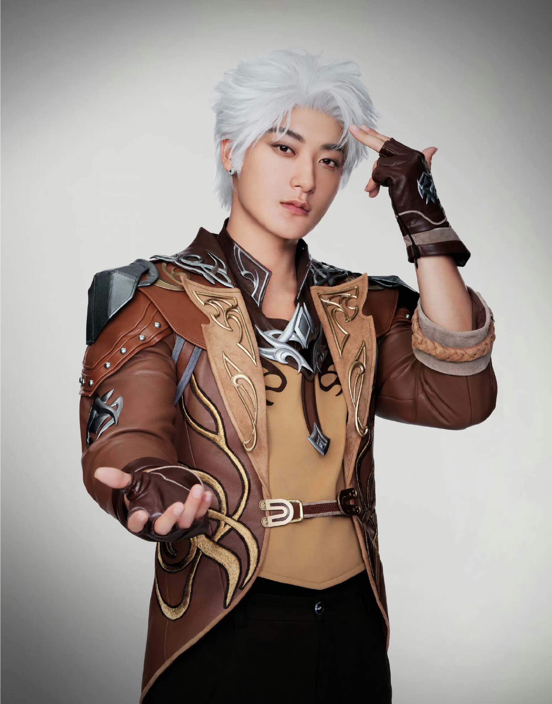 黄子韬cos诸葛亮,白发黄衣,还有发光技能特效,简直帅呆了