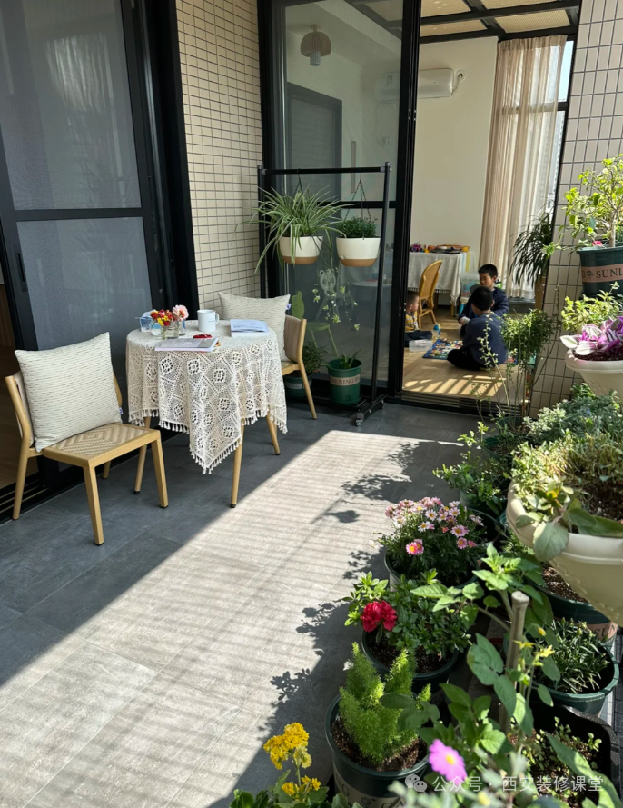 阳台一分为二,一半烟火气,一半诗和远方