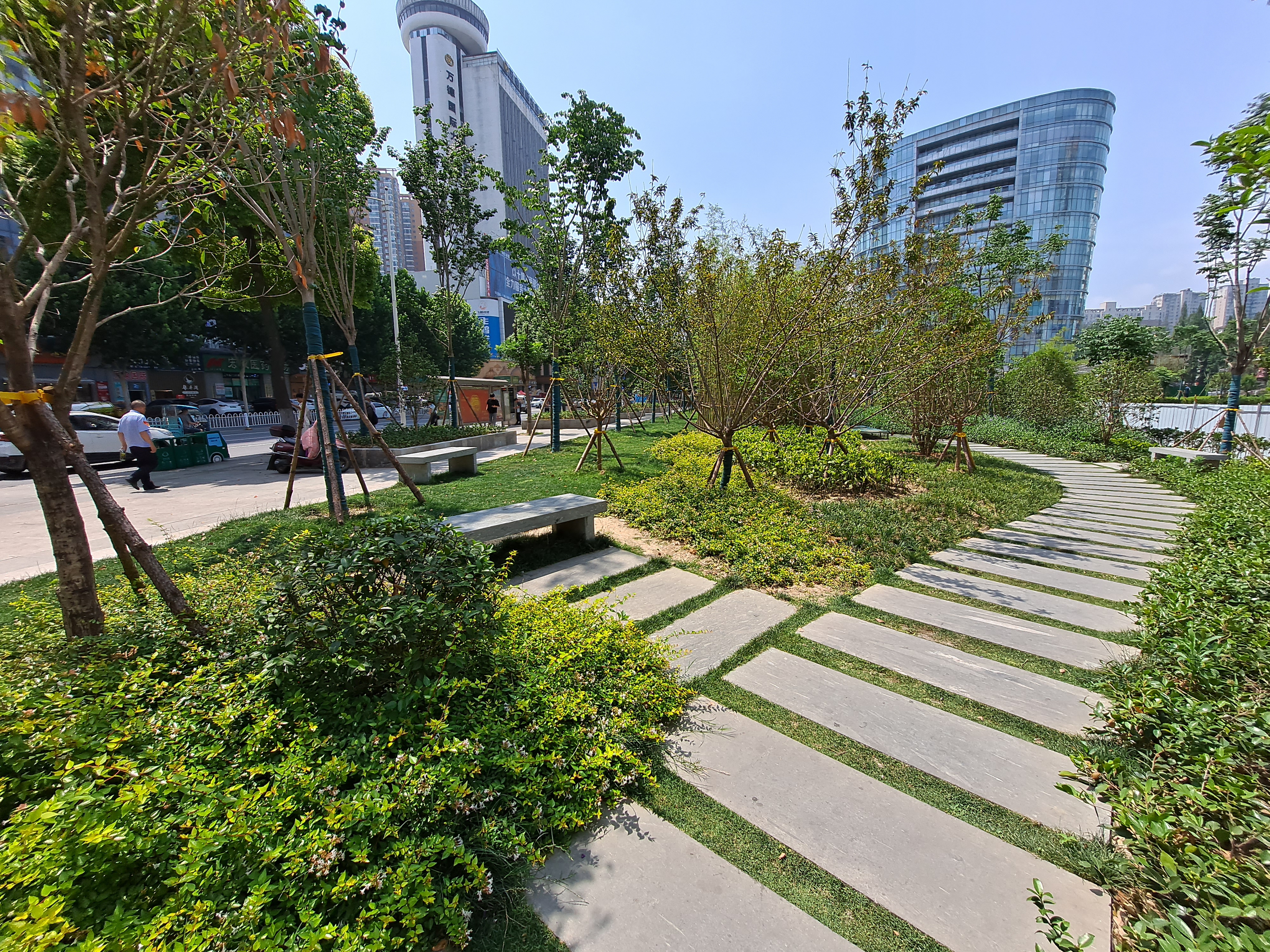 新建成的这个小公园前身是几栋老破小,位于市中心主干道公交车站旁