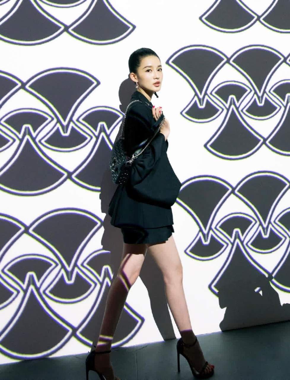 李沁与唐艺昕的高跟凉鞋长腿美足,宛如一场视觉盛宴,展现出她们无与伦