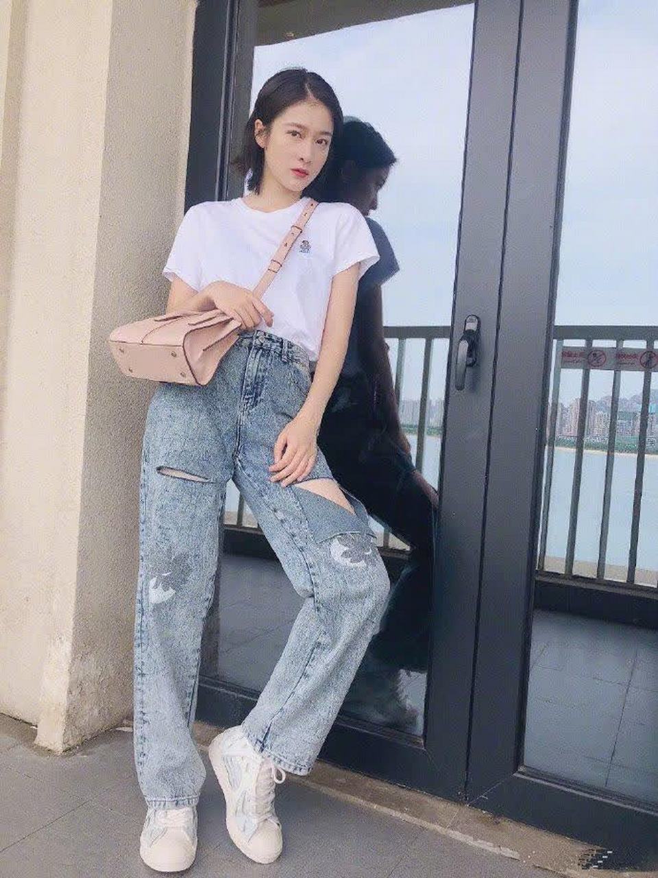 张雪迎简约的白色t恤搭配上复古牛仔裤