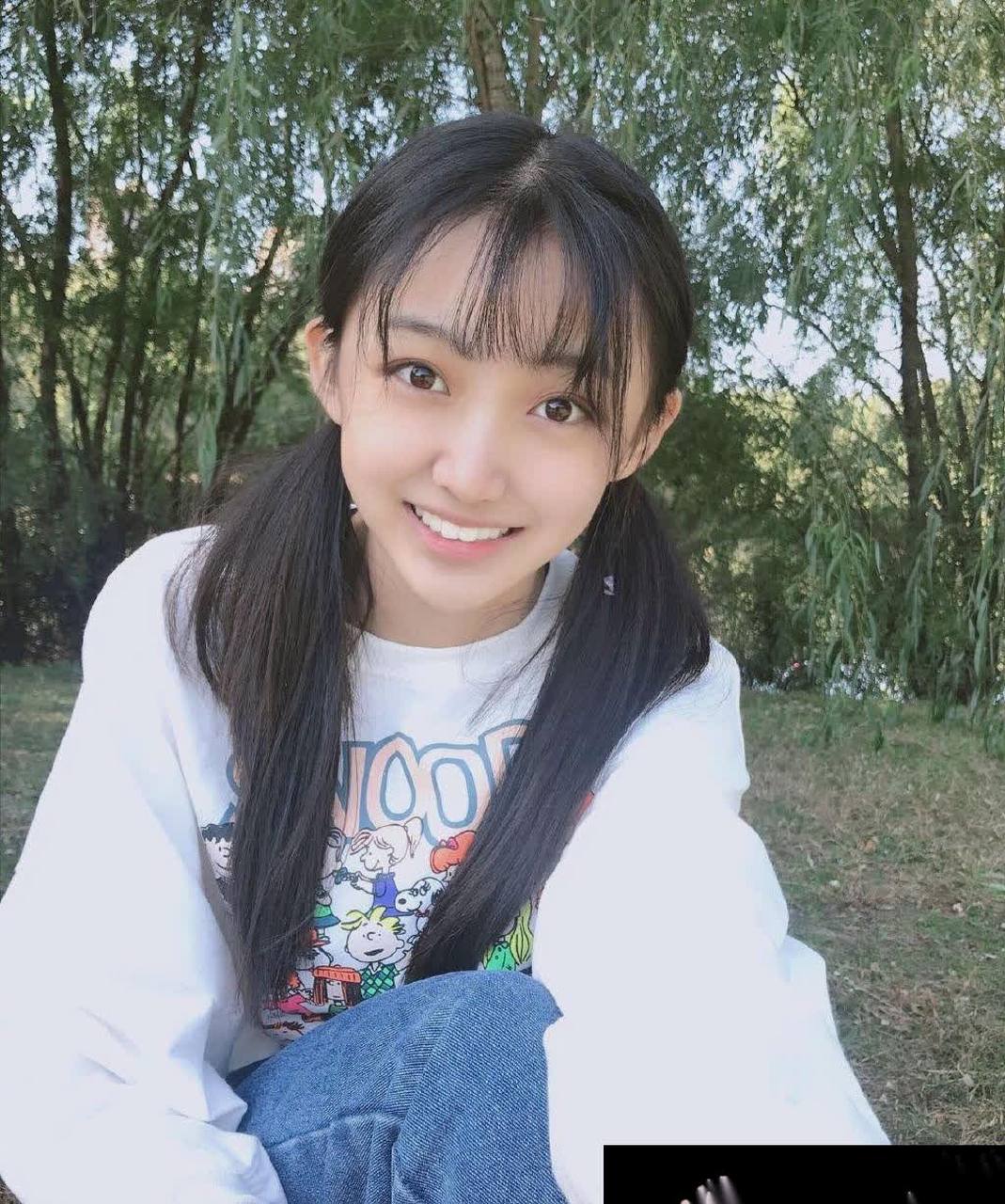 曲芷含秋天户外写真保持微笑的眼睛,才能看见更多美的风景