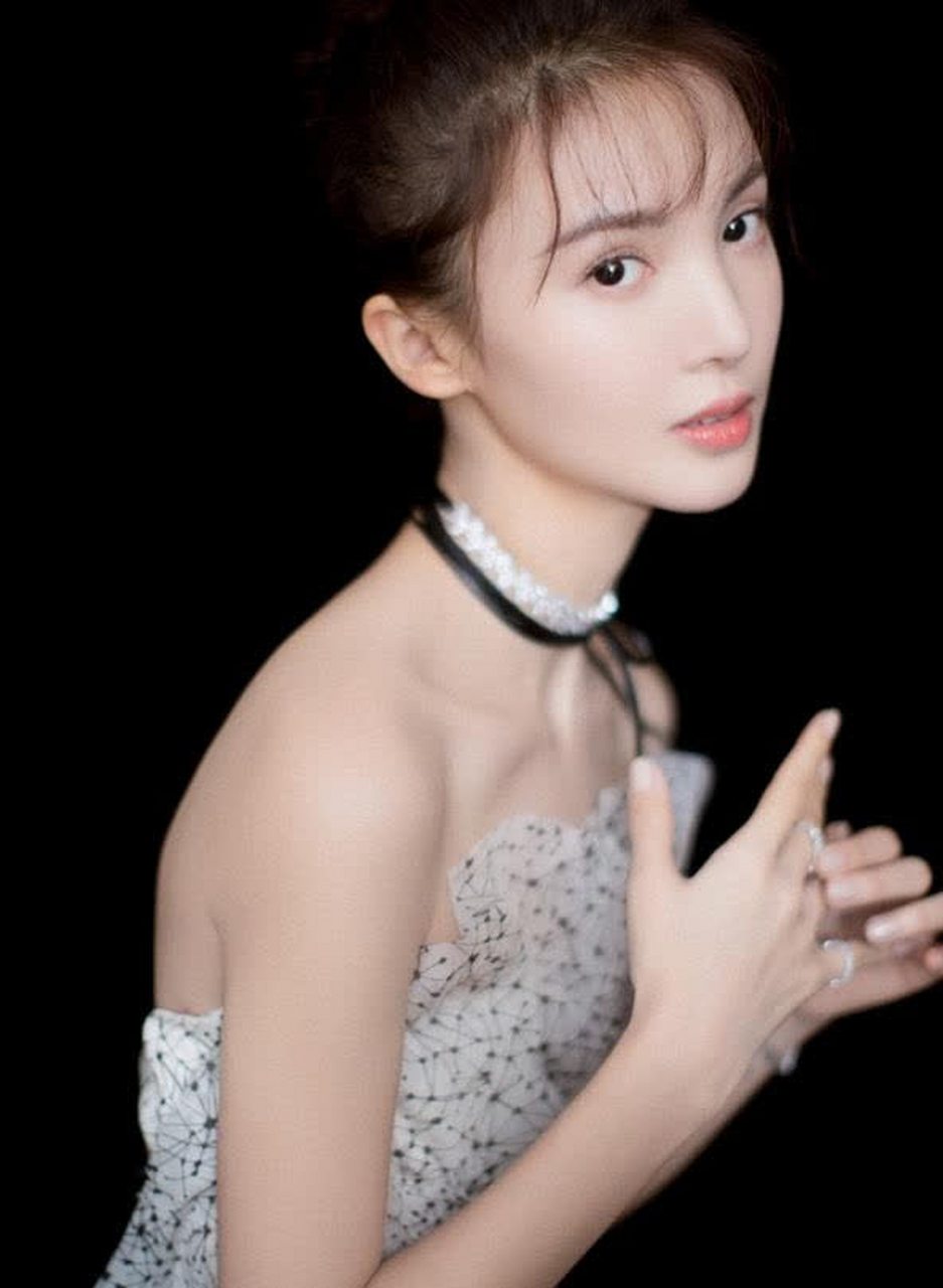 金晨时尚大片演绎高级美眼神空灵尽显优雅恬静释放出迷人的魅力