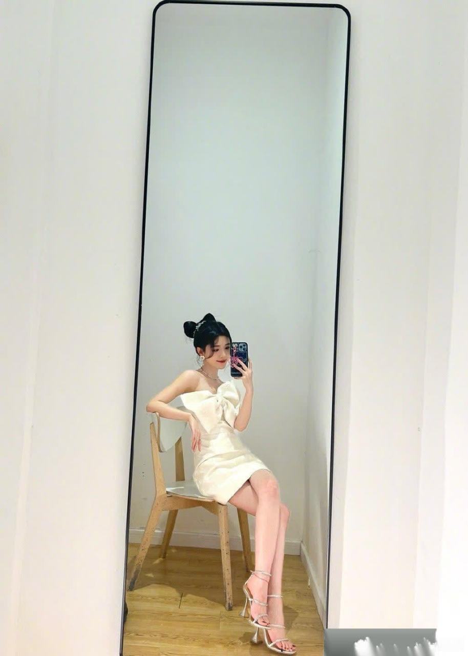 鞠婧祎:银色三绑带式高跟凉鞋