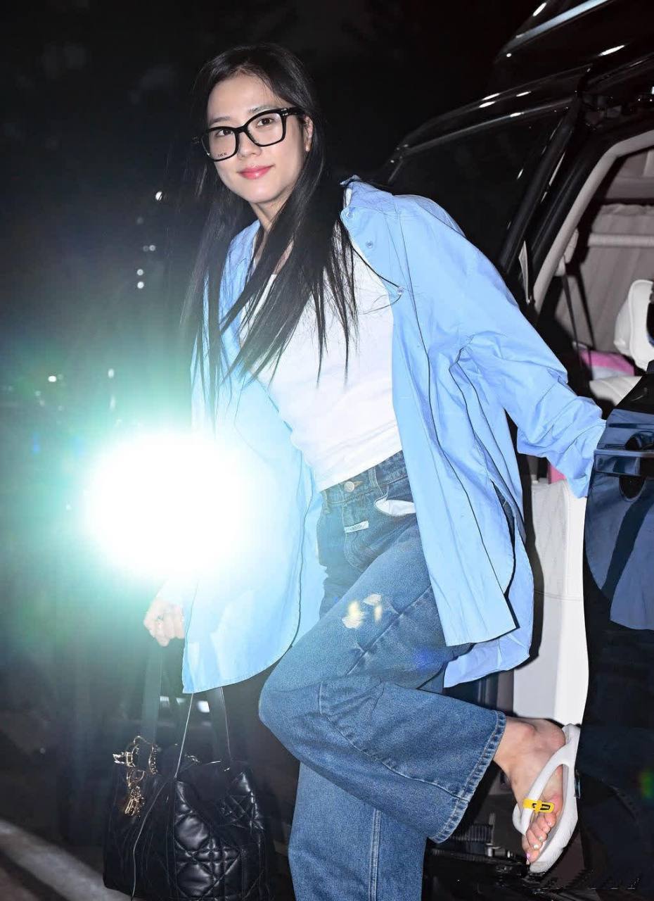 blackpink金智秀穿着人字拖,双足如同艺术品般精致,每一个细节都令人