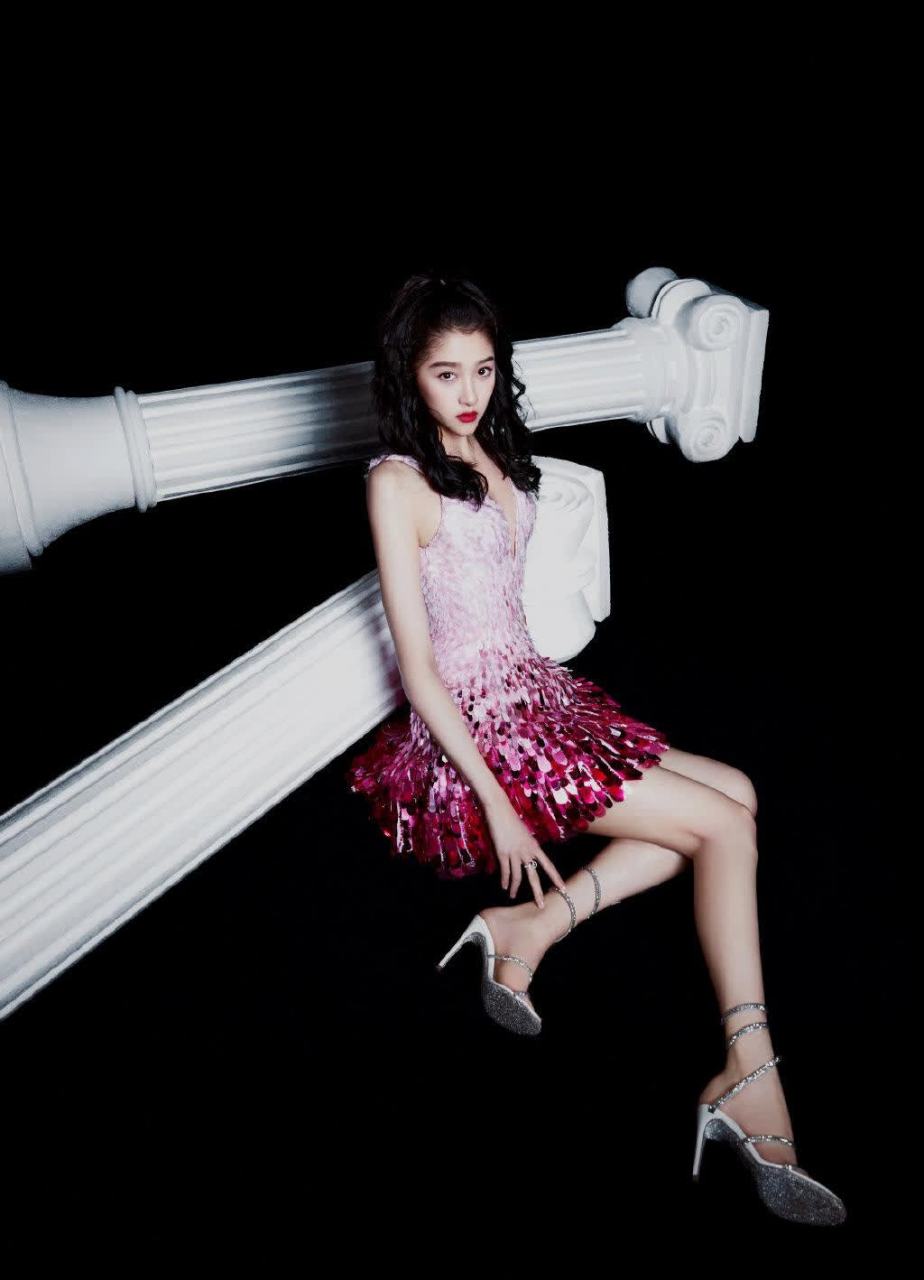 关晓彤的大长腿与一字带高跟凉鞋,展示出她的自信与美丽,每一步都充满