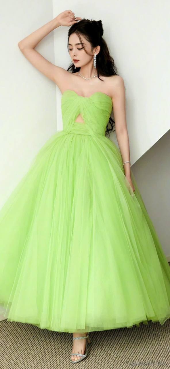 古力娜扎绿色抹胸蓬蓬裙
