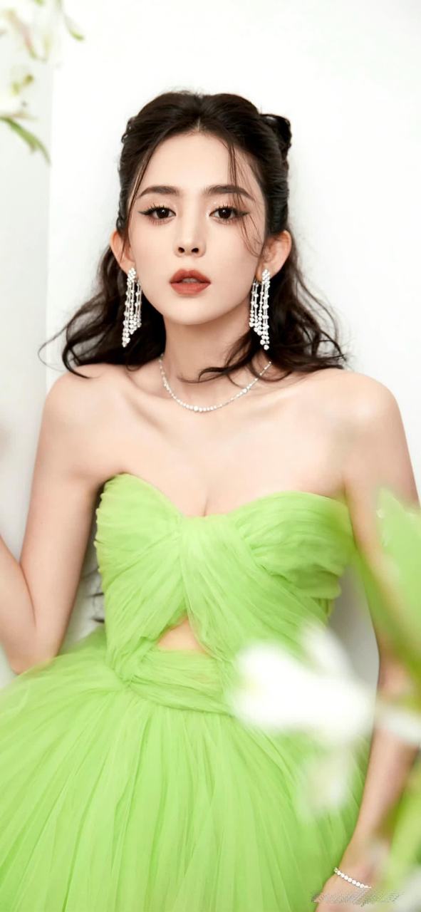 古力娜扎绿色抹胸蓬蓬裙