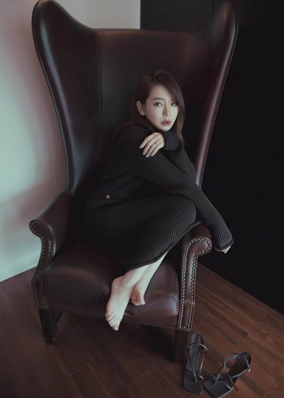 戚薇的美足与大长腿,每一步都如同在演绎一首动人的诗歌,令人心动不已
