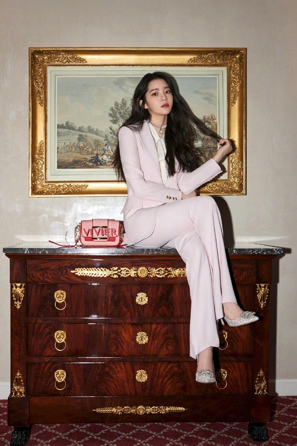 欧阳娜娜的高跟凉鞋,宛如水晶般闪耀,展现出无尽的优雅与美丽