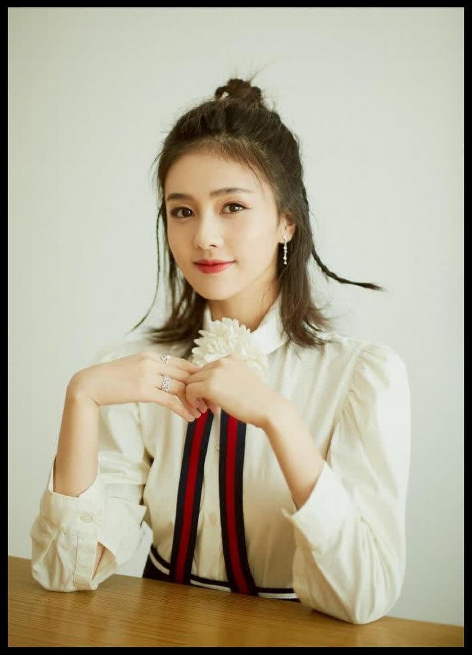 演员白鹿,两侧的迷你麻花辫尤其可爱,其中两张感觉神似刘诗诗