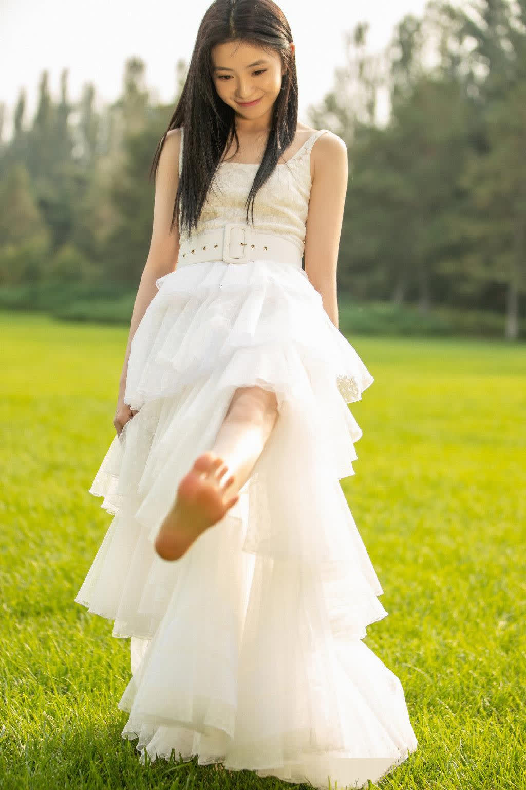 刘浩存的光脚丫与漂亮的足底,宛如花瓣上的露珠,晶莹