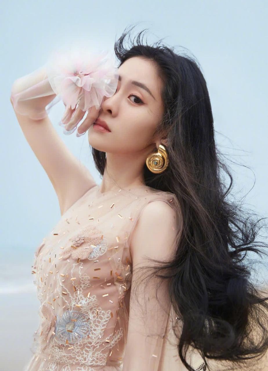 张碧晨跨年演唱会造型写真,一袭花朵刺绣长裙,齐腰长发,妆容精致