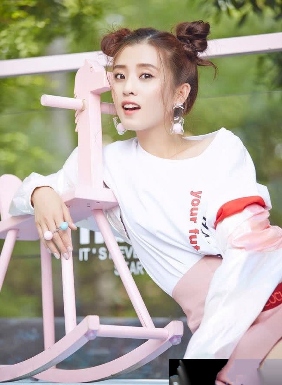 李若嘉的个性标签随性清爽俏皮可爱温柔迷人