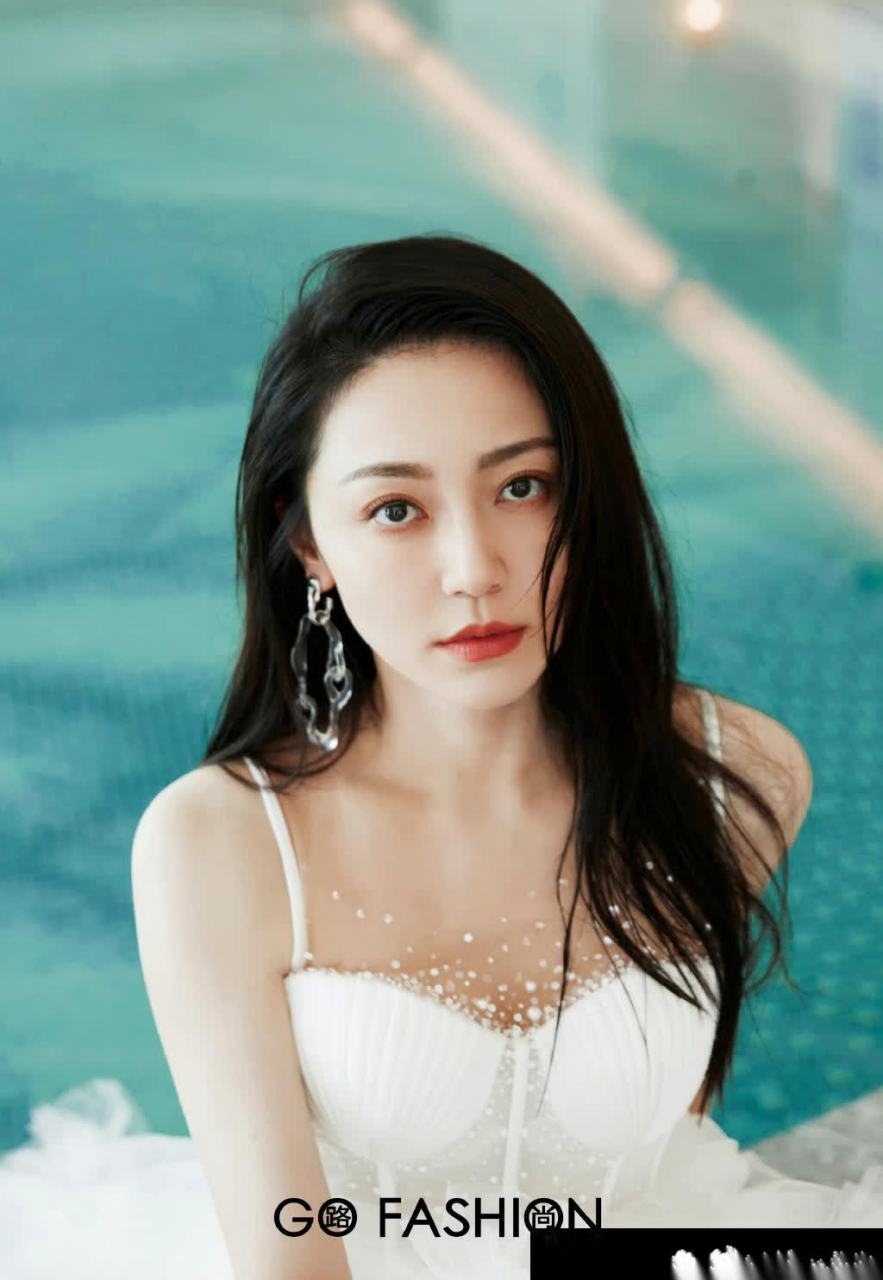 黄梦莹如月光般皎洁,温柔而宁静,如水般清澈