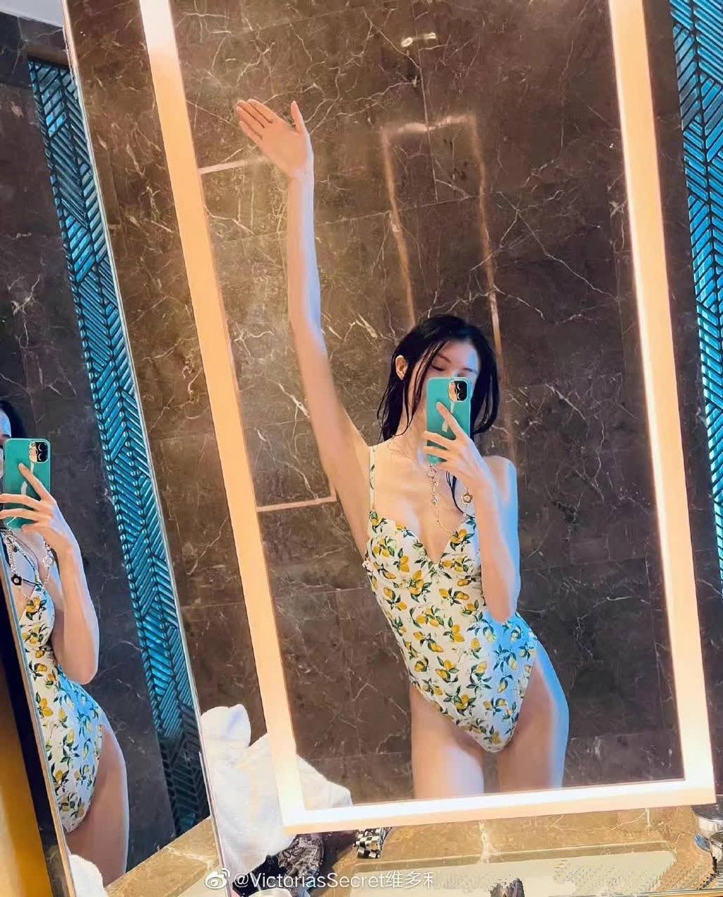 何穗的泳装秀,犹如夏日的海风,清爽而令人愉悦,仿佛带来了海边的浪漫