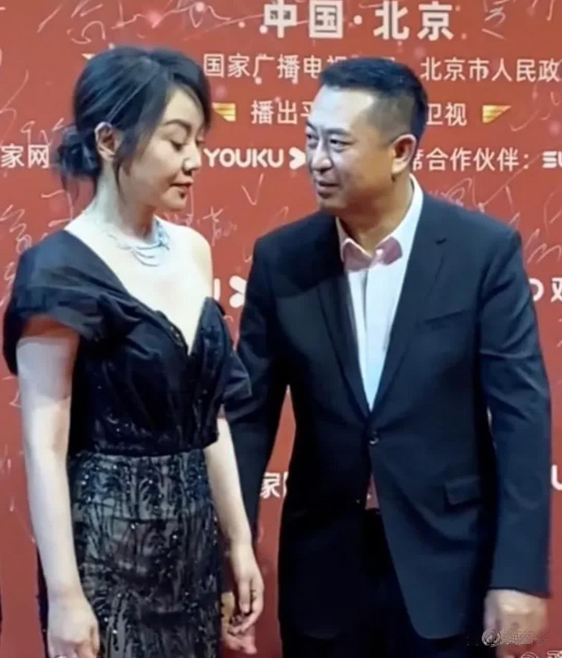 闫妮和张嘉译剧中模范夫妻