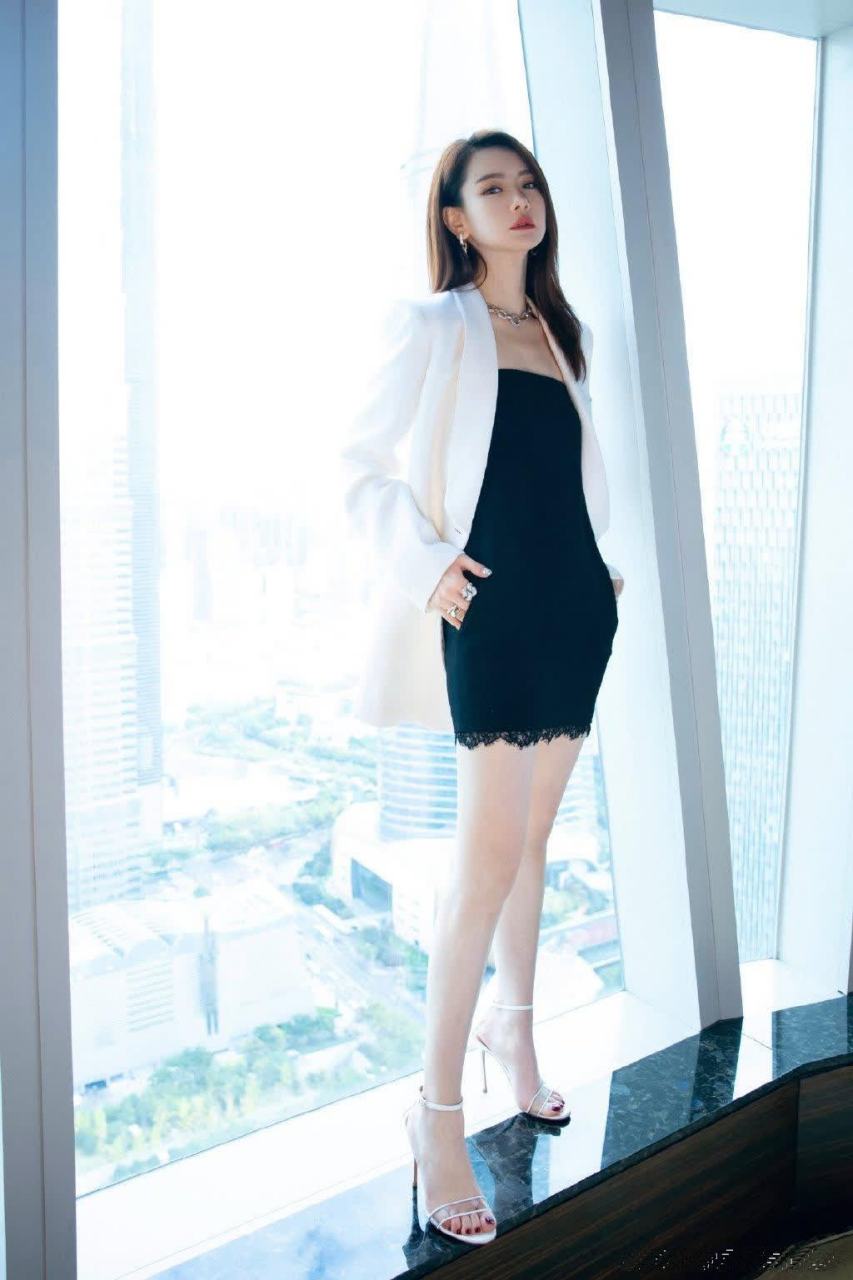 戚薇的高跟凉鞋,如同夜空中的星辰,闪烁着迷人的光辉.