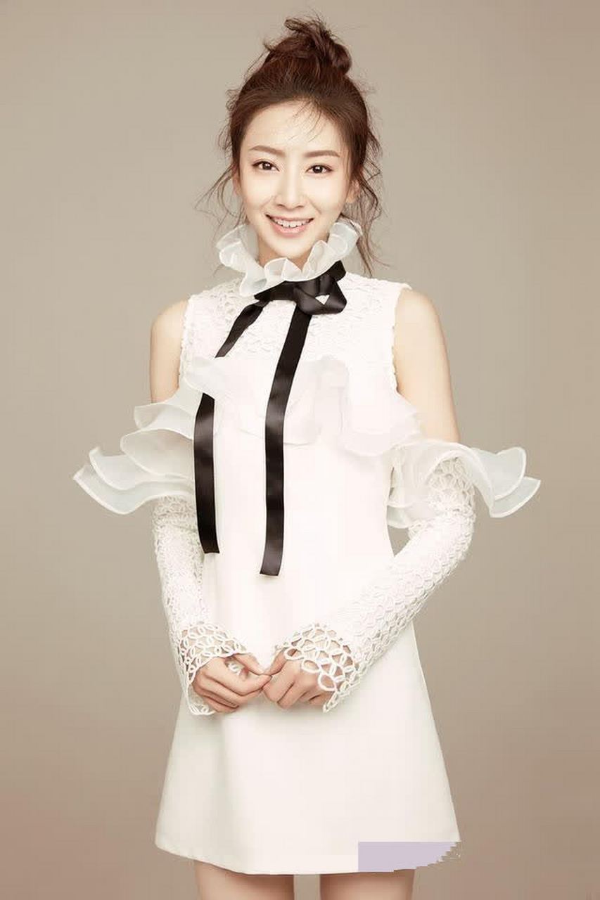 赵艺封面大片清新感性笑容温婉动人