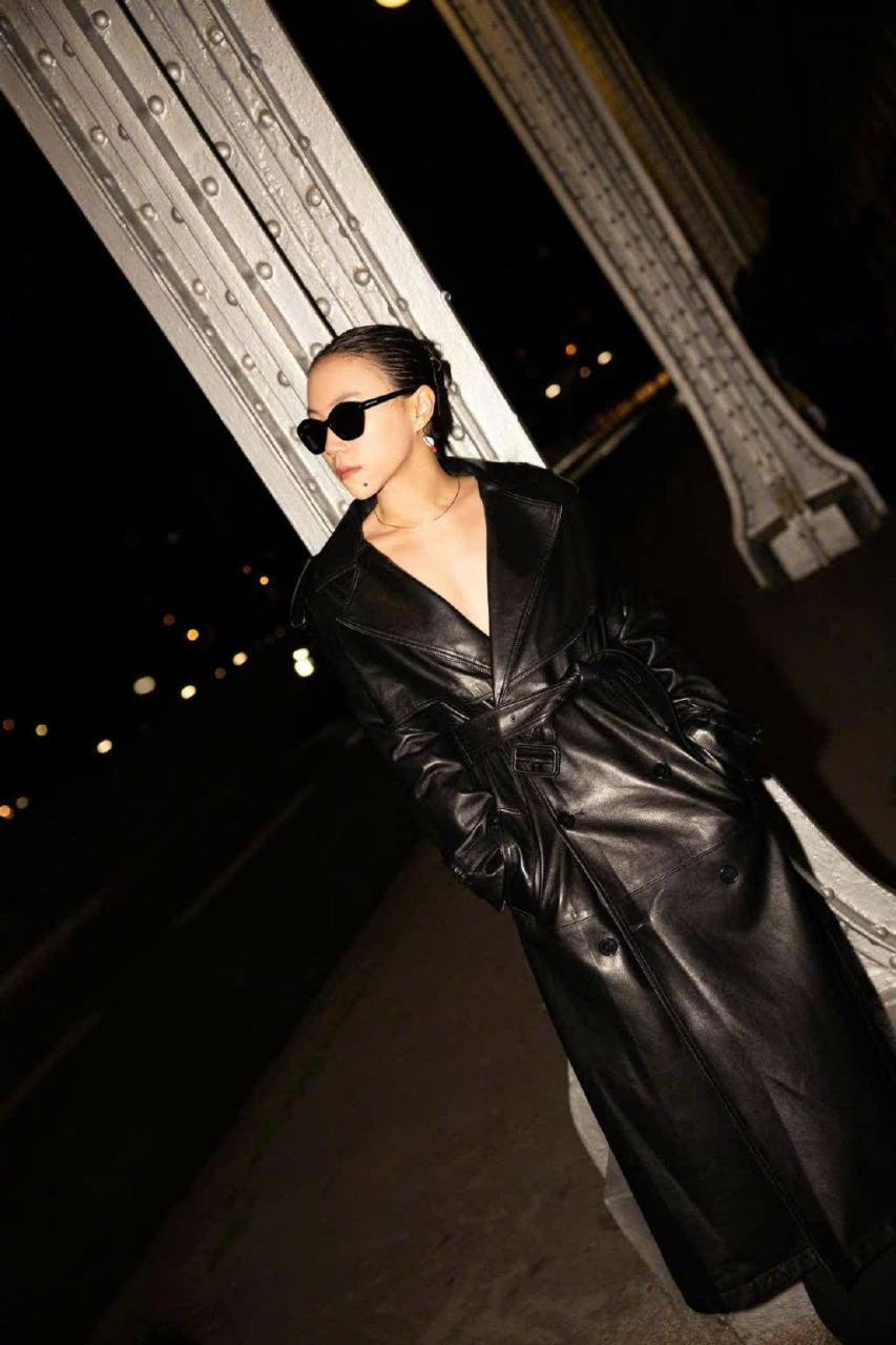 窦靖童的巴黎街拍,时尚且个性,如同街头的艺术画.