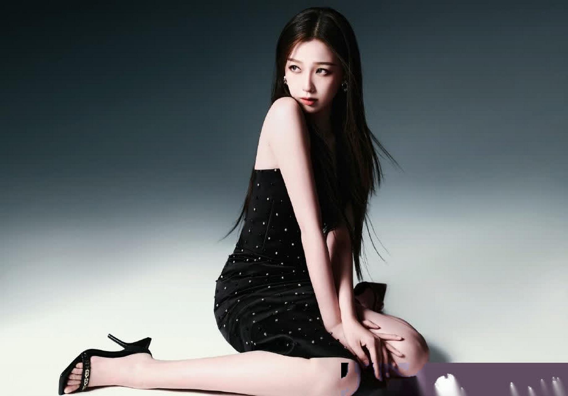 虞书欣:黑色一字带高跟凉鞋