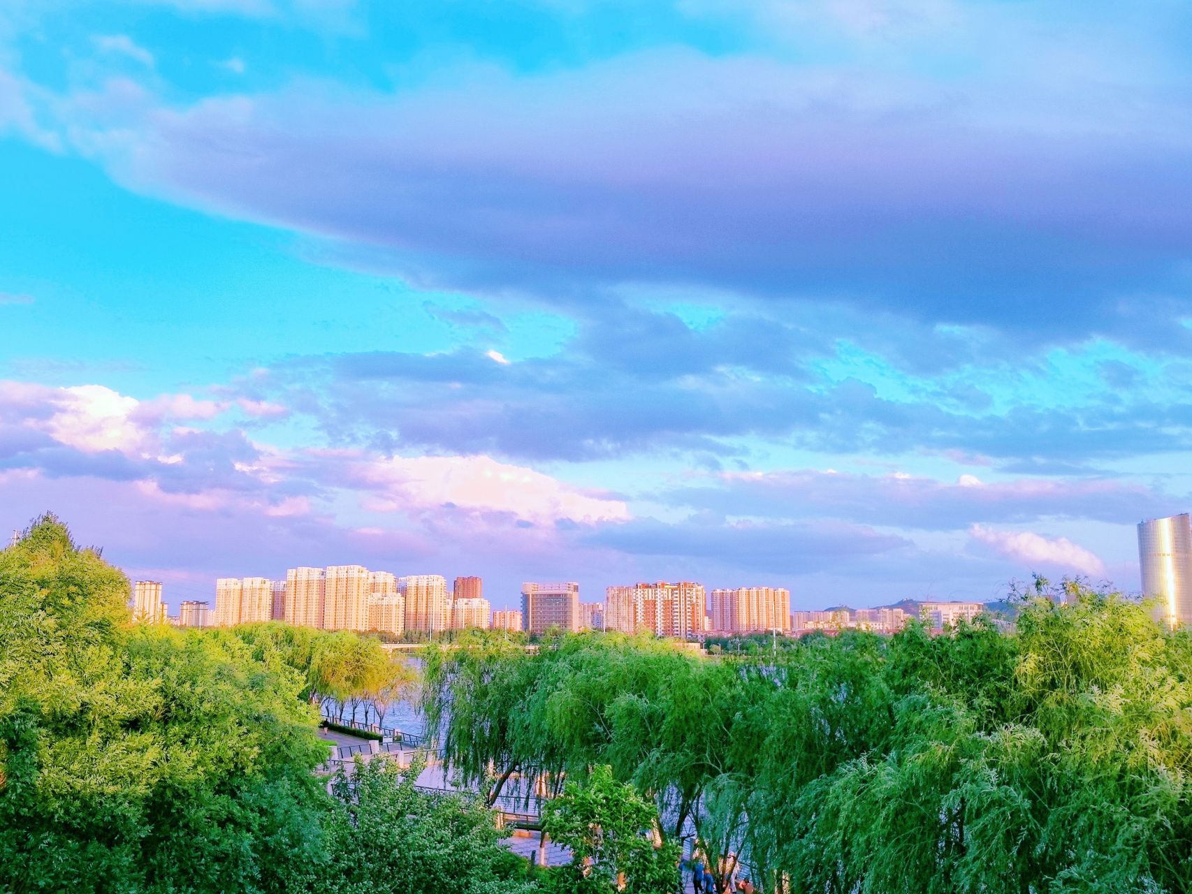 辽宁省锦州市:桥边风景,绚烂多彩,万物盛极,美好无限.