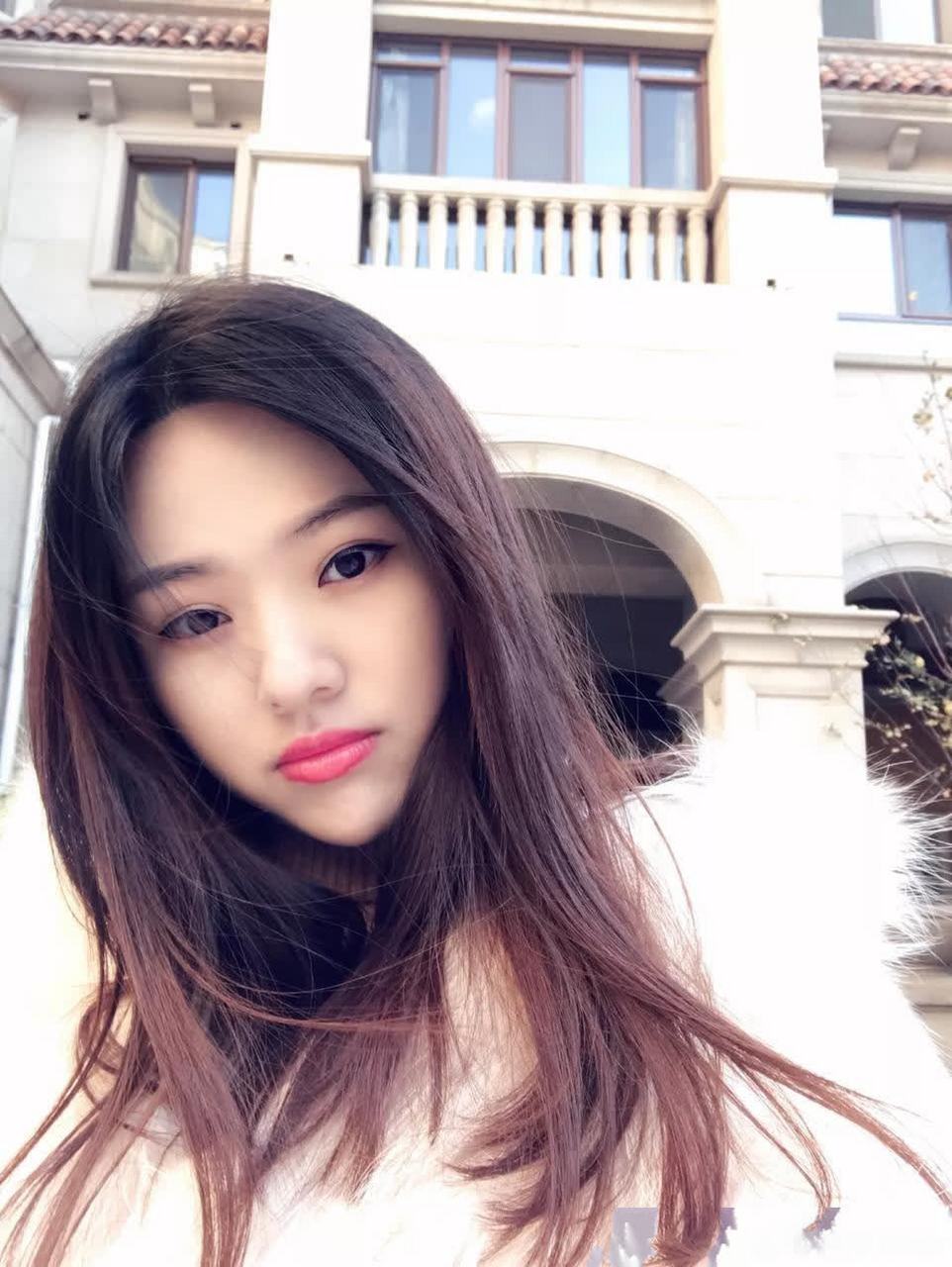 歌手钟心自拍头像美得最清纯自然