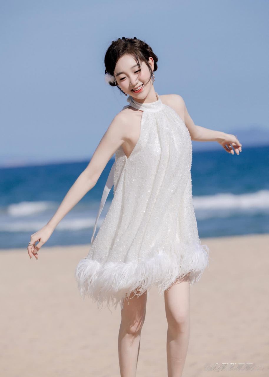 李子璇甜美海边大片,如同夏日的海风,清新自然.