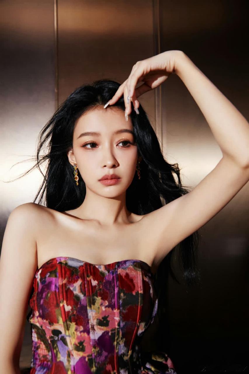 4047 孙怡的美貌如同夏日的花朵,绚丽多彩,令人心生向往.