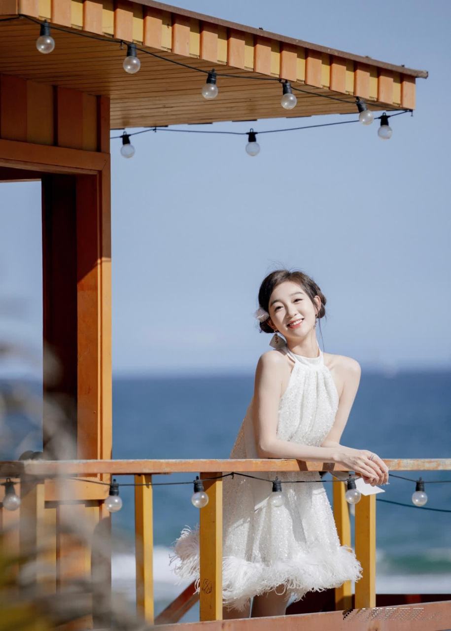李子璇甜美海边大片,如同夏日的海风,清新自然.