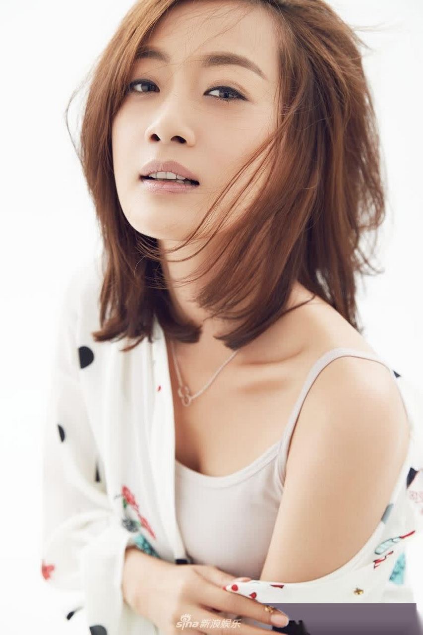 实力派女演员徐梵溪的一组衬衫时尚写真曝光,片中徐梵溪身着白色衬衫