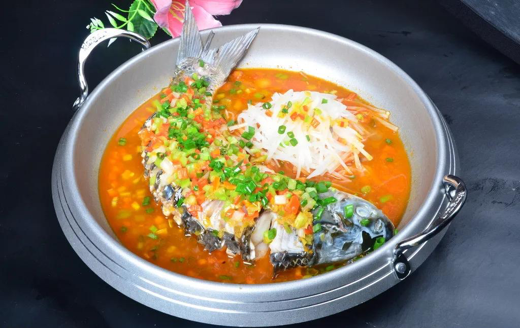 跳水鱼是一道传统名菜,属于湘菜系