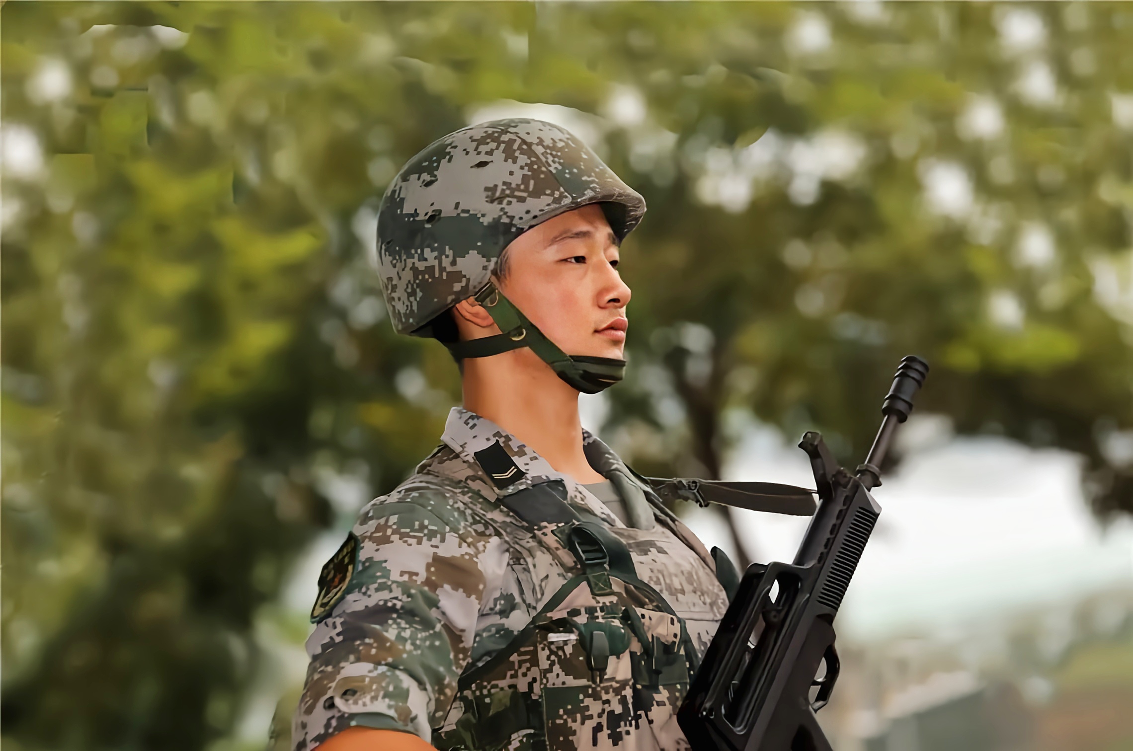 现在当兵待遇真好,我儿子是四期士官,每个月到手工资12000元,吃喝拉撒